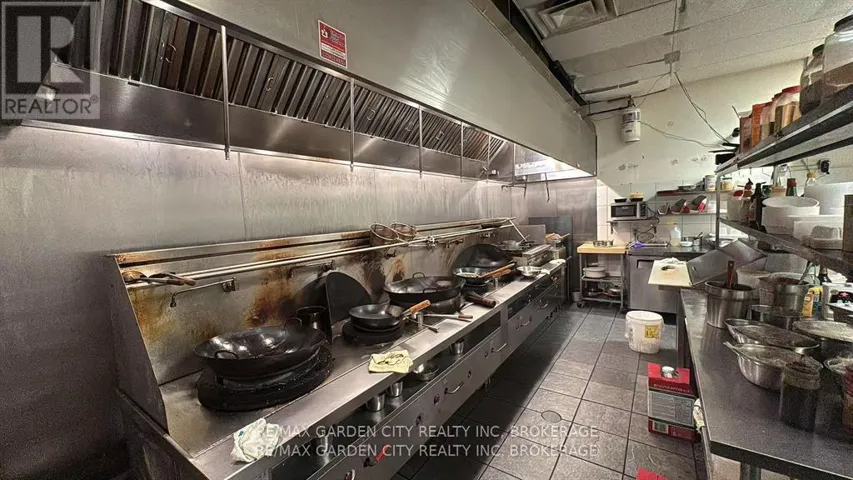 7 - 100 FOURTH AVENUE, St. Catharines (Ridley), Ontario L2S3Z5