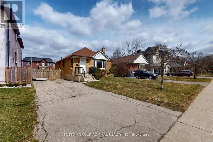 76 RIDGEVALE DRIVE, Toronto (Englemount-Lawrence), Ontario M6A1L1