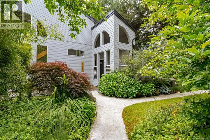 885 Falkirk Ave, North Saanich, British Columbia V8L5G8