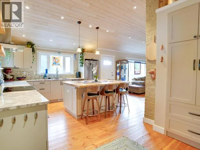 5515 PARK AVE, Powell River, British Columbia None