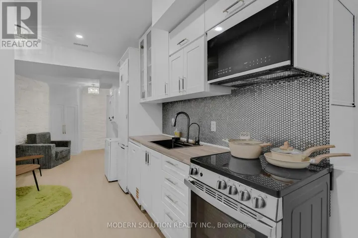 LOWER - 66 SILVERTHORN AVENUE, Toronto (Weston-Pellam Park), Ontario M6N3J8