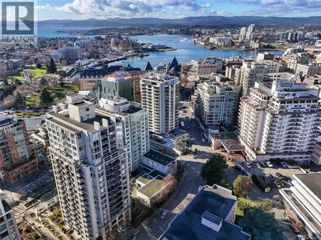 405 751 Fairfield Rd, Victoria, British Columbia V8T1C8