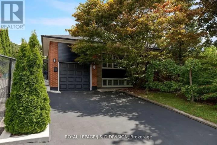 27 PARAMOUNT COURT, Toronto (Brookhaven-Amesbury), Ontario M6M2L3