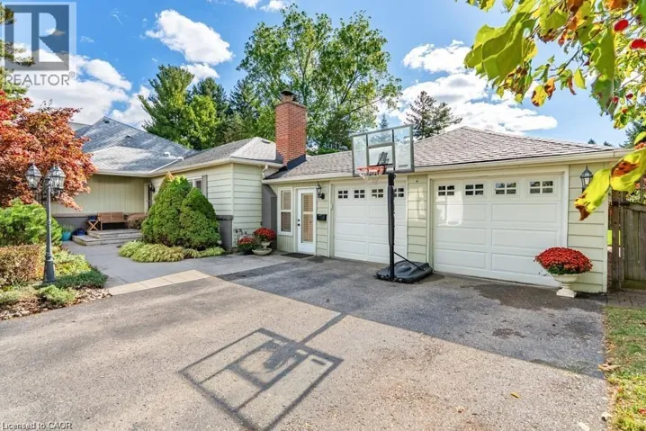 32 PARKER Avenue, Ancaster, Ontario L9G1A7