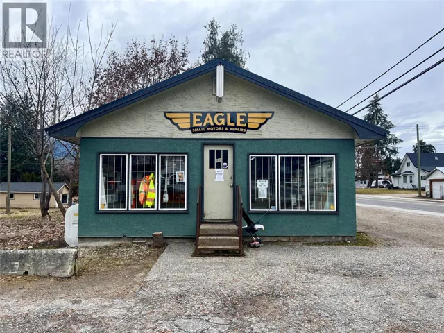 98 1st Avenue NW, Nakusp, British Columbia V0G1R0
