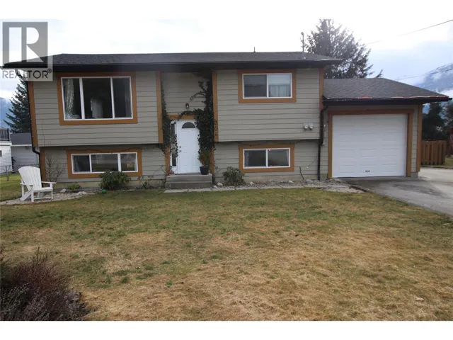 304 5TH NW Street, Nakusp, British Columbia V0G1R0