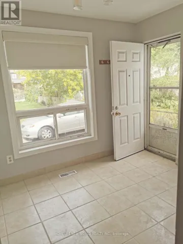 4 GOLDWIN B2 AVENUE, Toronto (Mount Dennis), Ontario M6M2C4