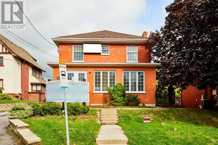 215 SIMCOE STREET N, Oshawa (O'Neill), Ontario L1G4T1