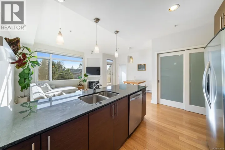 303 3614 Richmond Rd, Saanich, British Columbia V8P4R5