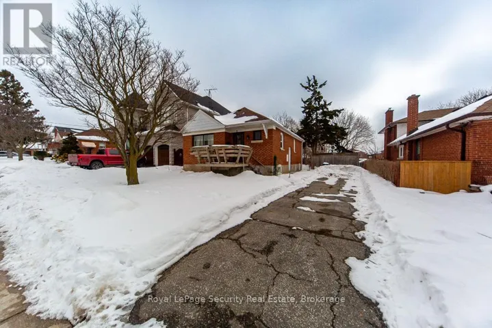 35 CELT AVENUE, Toronto (Yorkdale-Glen Park), Ontario M6A1H1