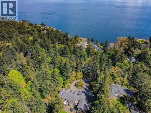 2615 Queenswood Dr, Saanich, British Columbia V8N1X6