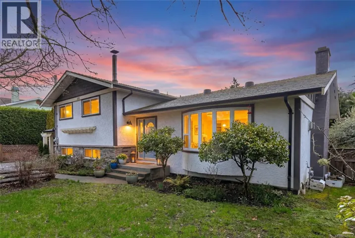 1117 Clarke Rd, Central Saanich, British Columbia V8M1E2