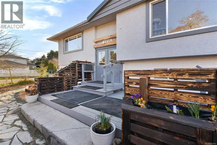 2048 Courser Dr, Sidney, British Columbia V8L2N6