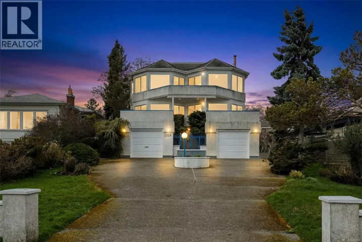 2524 Esplanade, Oak Bay, British Columbia V8R2W3