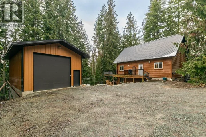 7268 Estate Place, Anglemont, British Columbia V0E1M8