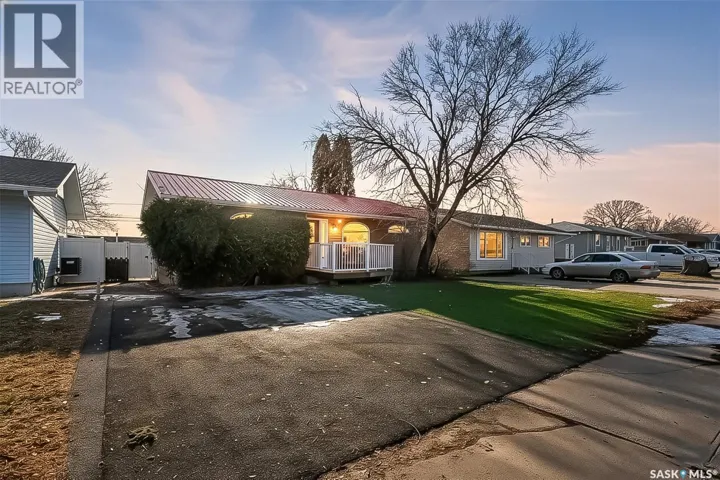 1317 Hochelaga STREET W, Moose Jaw, Saskatchewan S6H6C3