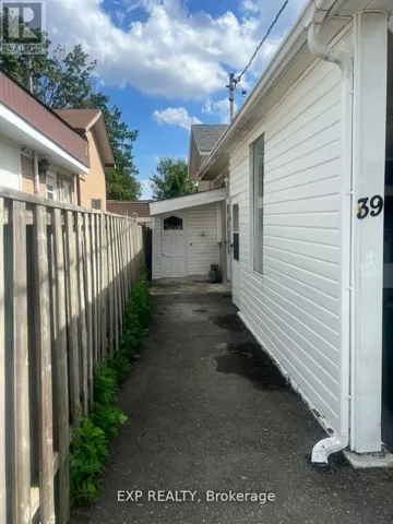 39 FRANKTON CRESCENT, Toronto (York University Heights), Ontario M2J1C2