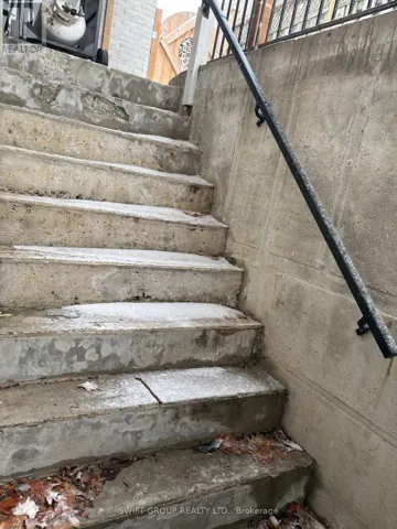 B - 31 IRWIN DRIVE N, Whitby (Downtown Whitby), Ontario L1N9B8