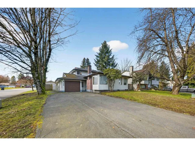 7351 141A STREET, Surrey, British Columbia V3W7L3