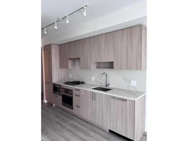 518 13350 CENTRAL AVENUE, Surrey, British Columbia V3T0S1