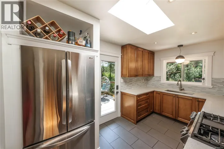 1299 Camrose Cres, Saanich, British Columbia V8P1N6