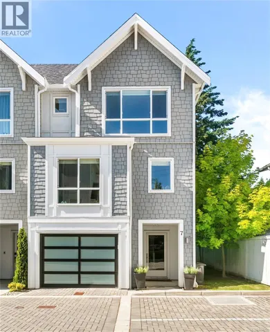 7 1032 Cloverdale Ave, Saanich, British Columbia V8X2T9
