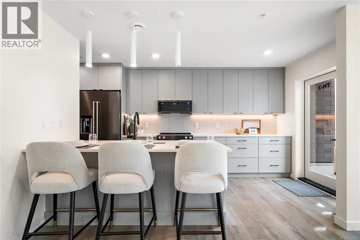 TH3 1102 Esquimalt Rd, Esquimalt, British Columbia V9A0L3