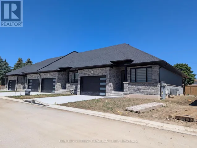 8 - 32 POSTMA CRESCENT, North Middlesex (Ailsa Craig), Ontario N0M1A0