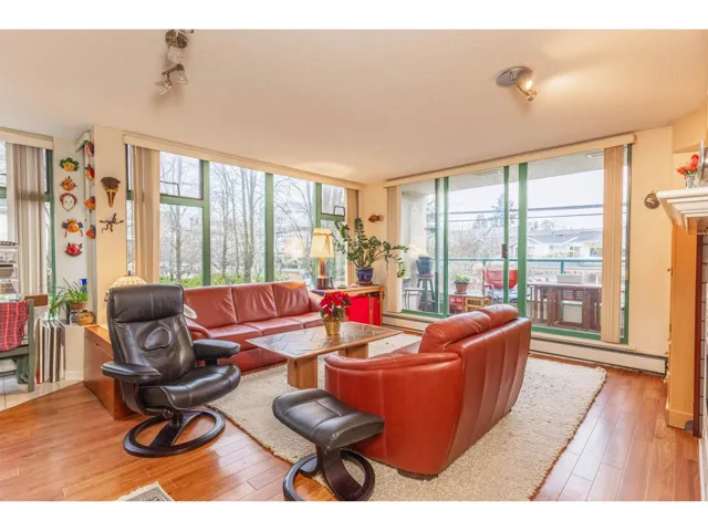 207 15466 NORTH BLUFF ROAD, White Rock, British Columbia V4B3G1