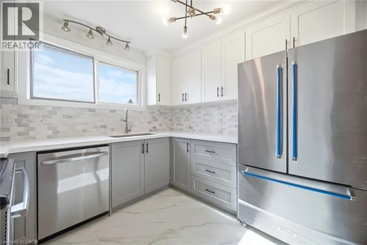 8 CLAUDETTE Gate, Hamilton, Ontario L9B1T5