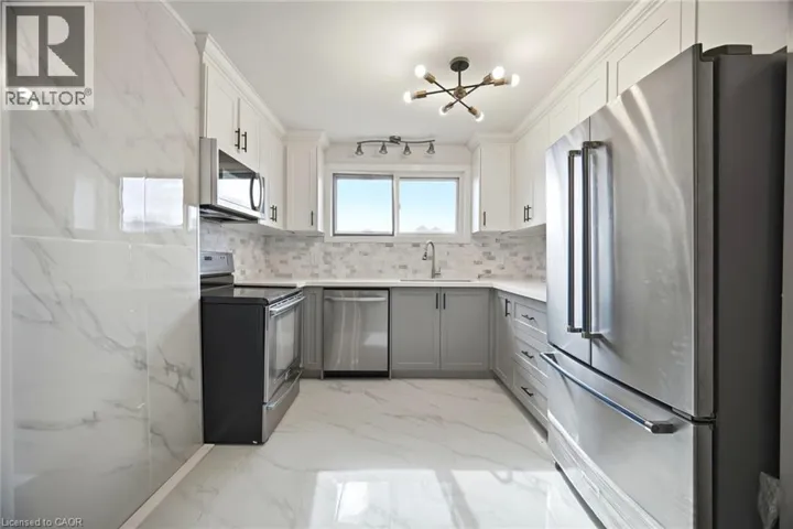 8 CLAUDETTE Gate, Hamilton, Ontario L9B1T5