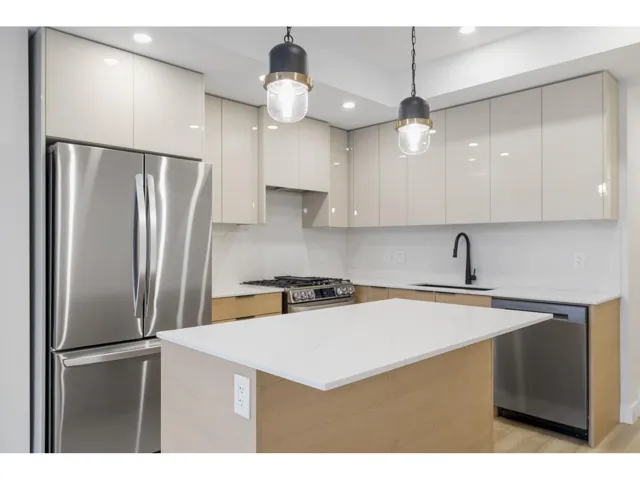 203 15353 17 AVENUE, Surrey, British Columbia V4A1T8