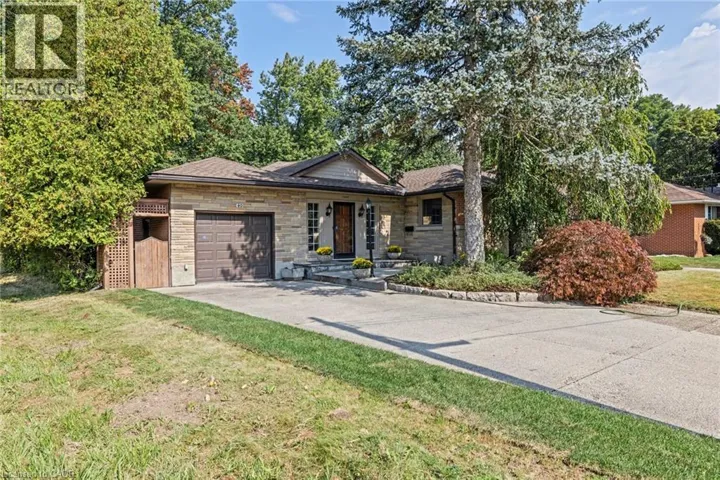 40 BERTRAM Drive, Dundas, Ontario L9H4T3