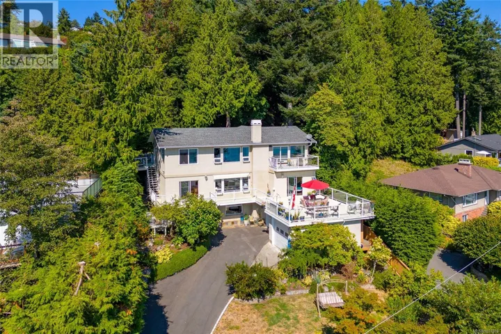 4964 Lochside Dr, Saanich, British Columbia V8Y2E4