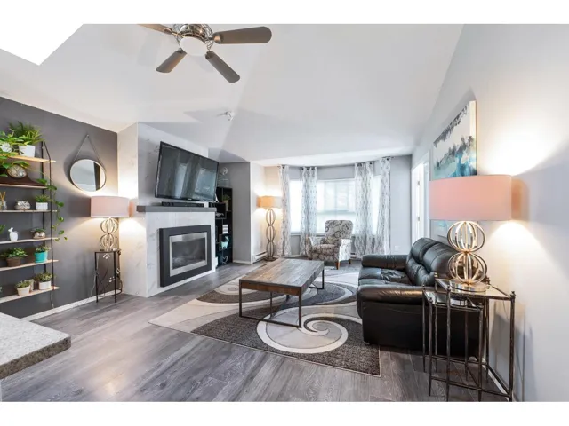 305 19721 64 AVENUE, Langley, British Columbia V2Y1L1