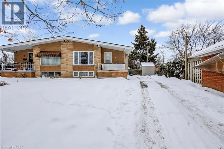 5 CARRINGTON Court, Hamilton, Ontario L9A4N5