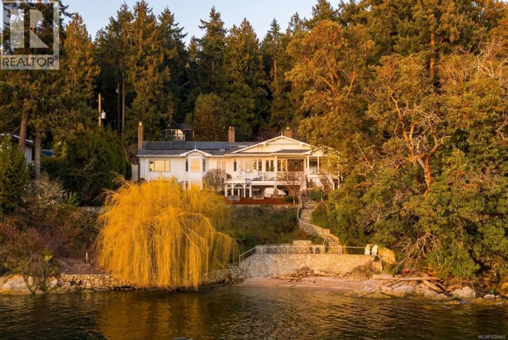 643 Senanus Dr, Central Saanich, British Columbia V8M1S6