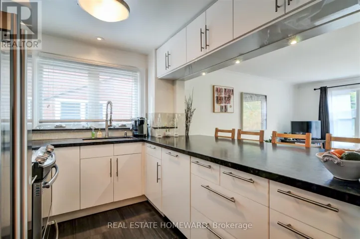 MAIN FLOOR - 21 LOVE CRESCENT, Toronto (The Beaches), Ontario M4E1V6