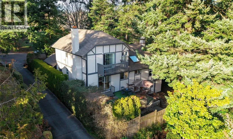 3855 Haro Rd, Saanich, British Columbia V8N4A6