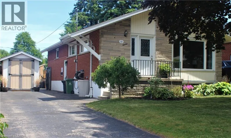 11 CARWYN Crescent, Hamilton, Ontario L8S3H3