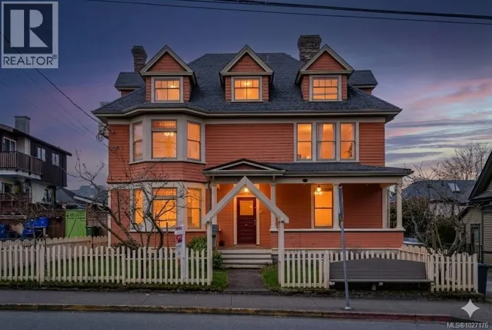 1418 Fernwood Rd, Victoria, British Columbia V8V4P7