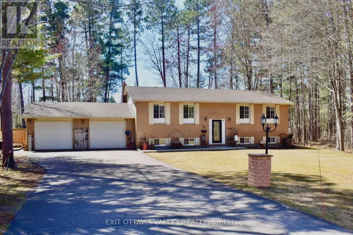 16 HERITAGE DRIVE, Petawawa, Ontario K8H3J3