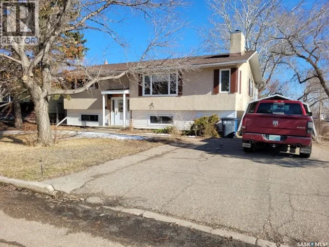 529 6th AVENUE E, Assiniboia, Saskatchewan S0H0B0