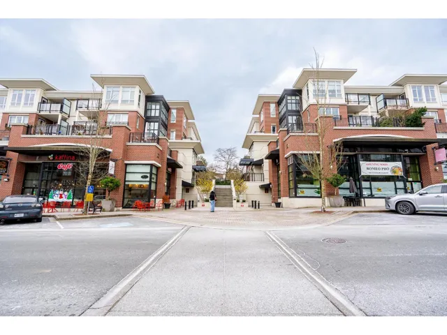 303 2950 KING GEORGE BOULEVARD, Surrey, British Columbia V4P0E5