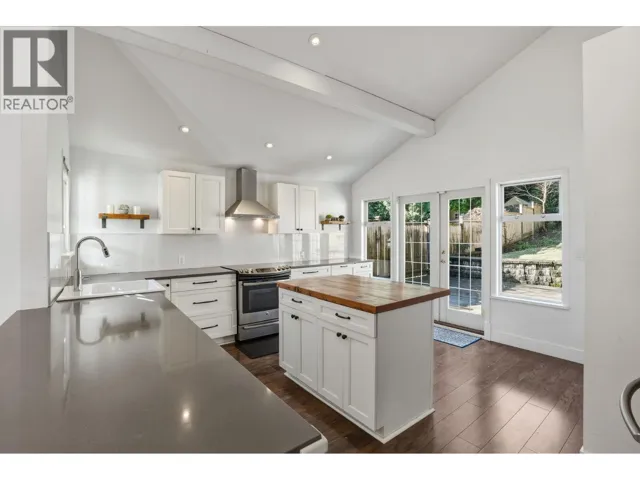 3015 ROYAL AVENUE, North Vancouver, British Columbia V7K1Y6