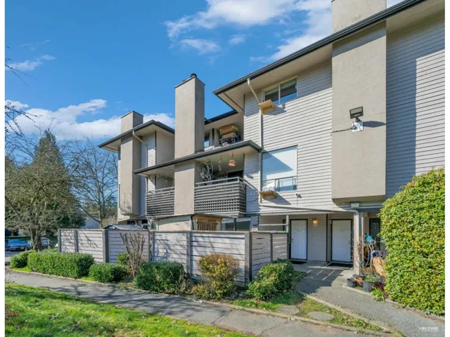 10590 Holly PARK LANE, Surrey, British Columbia V3R6X9