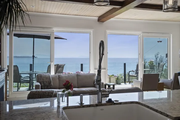 14553 SUNSET DRIVE, White Rock, British Columbia V4B2V9