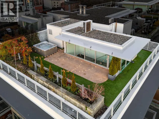 801 221 UNION STREET, Vancouver, British Columbia V6A0B4