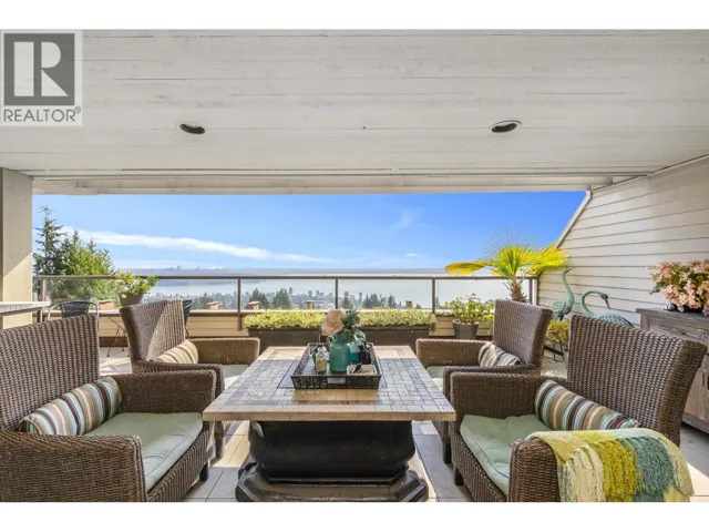 33 2250 FOLKESTONE WAY, West Vancouver, British Columbia V7S2X7