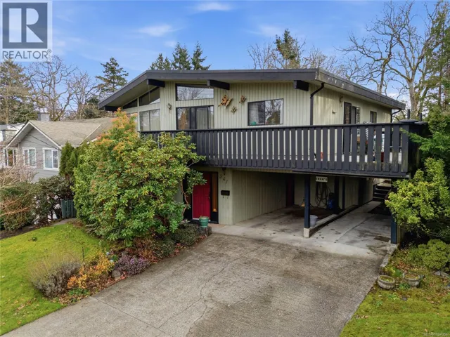 941 Lucas Ave, Saanich, British Columbia V8X4E6